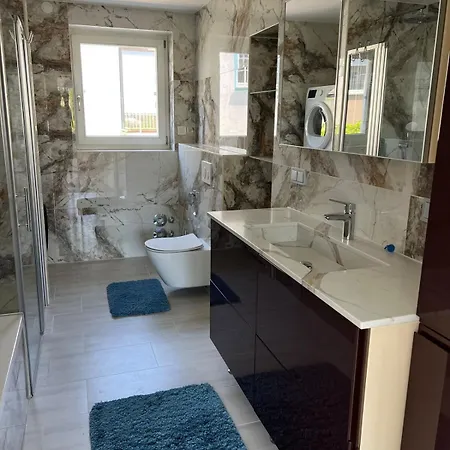 Апартаменты Lakeside, Awesome & Romantic, With Stylish Design